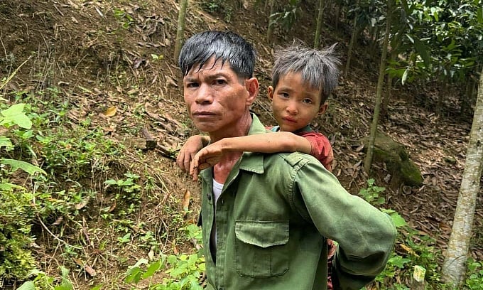 VnExpress/Tan Pham : Vietnam boy found alive after missing for 5 days in forest